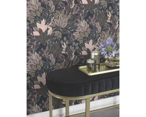 Decoratief behang met bloemmotief, gecombineerd met een zitbank