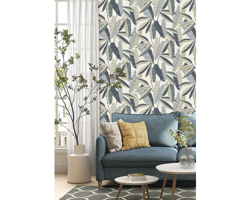 Woonkamer met bank en behang met bladeren