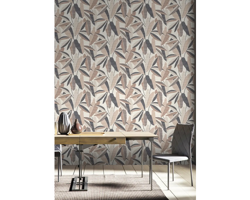 Woonkamer met behang met bloemmotief, eettafel en stoelen.