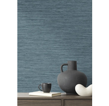 Close-up van een blauw wandbehang met horizontale textuur en decoratieve elementen op een kast