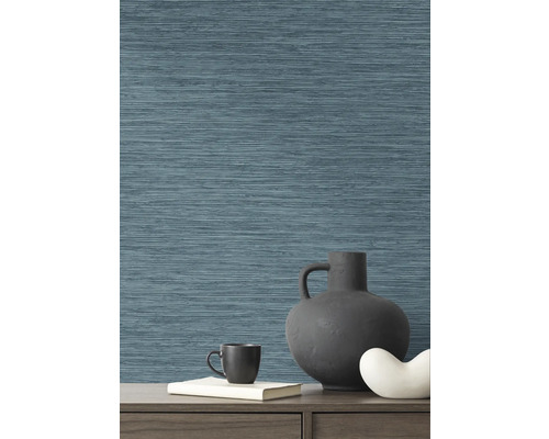 Close-up van een blauw wandbehang met horizontale textuur en decoratieve elementen op een kast