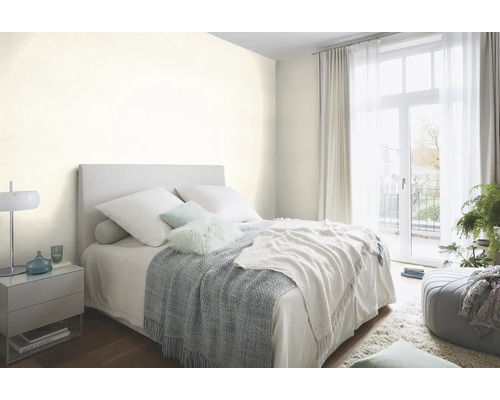 Lichte slaapkamer met bed, nachtkastje en sprei