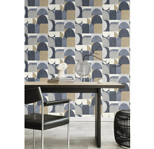 Woonkamer met geometrisch behang en eettafel met stoel