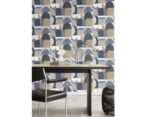 Woonkamer met geometrisch behang en eettafel met stoel