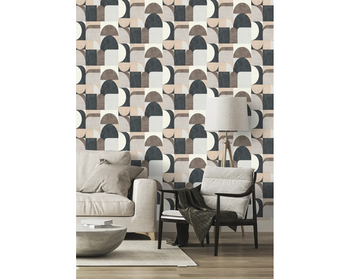 Woonkamer met geometrisch behang, bank en fauteuil voor een modern interieurontwerp.