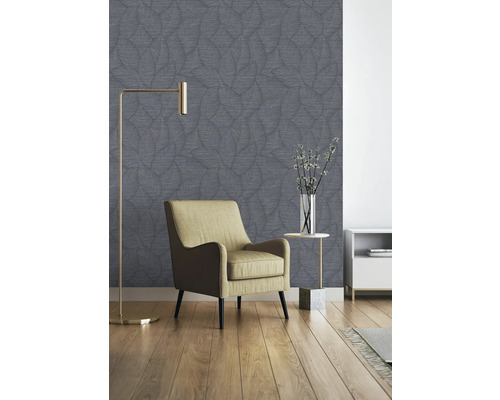 Woonkamer met fauteuil, staande lamp en behang met patroon