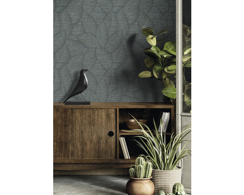 Decoratieve woonkamer met patroonbehang, houten dressoir en kamerplanten