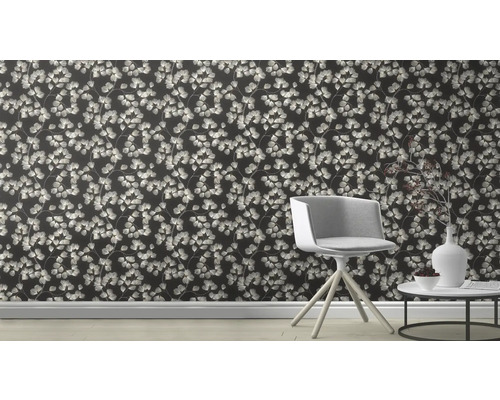 Kamerdecoratie met behang met patroon, stoel en bijzettafel