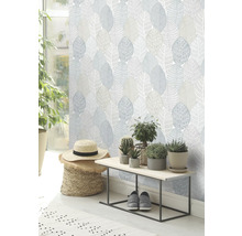 Interieur met behang met bladeren, bank en kamerplanten