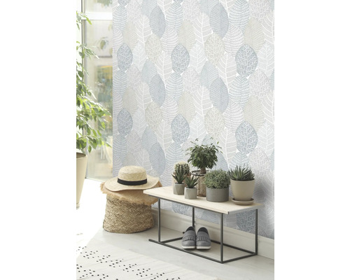 Interieur met behang met bladeren, bank en kamerplanten