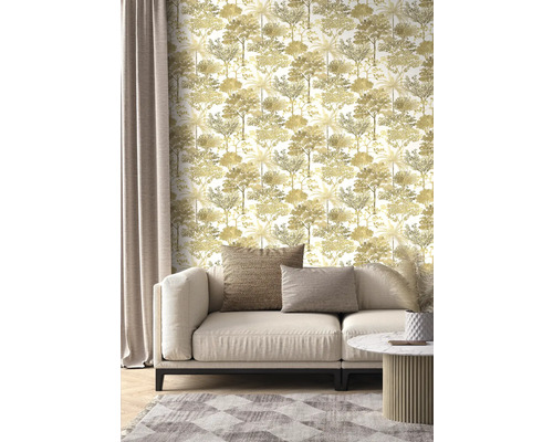 Woonkamer met bank en behang met boommotief