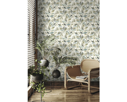 Kamerdecoratie met patroonbehang, planten en fauteuil