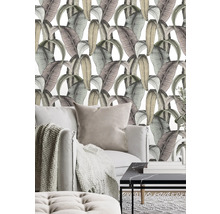 Woonkamer met een behang met bananenbladmotief