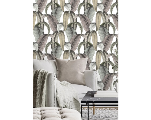 Woonkamer met een behang met bananenbladmotief