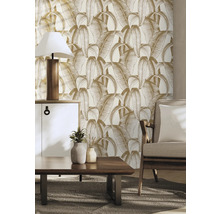 Woonkamer met behang met bladerpatroon, dressoir, tafellamp, salontafel en fauteuil