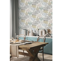 Eetkamer met houten tafel en bloemenbehang