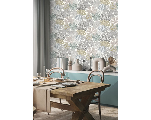 Eetkamer met houten tafel en bloemenbehang