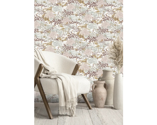 Decoratief behang met plantenmotief in een heldere kamer met fauteuil en vazen