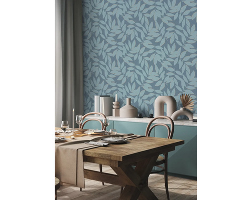 Eetkamer met houten tafel en blauw patroonbehang