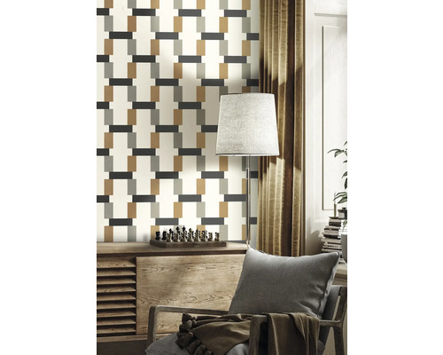 Woonkamer met geometrisch patroonbehang en moderne inrichting