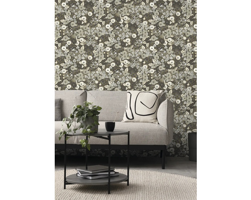Woonkamer met grijze bank, bijzettafel en behang met bloemmotief