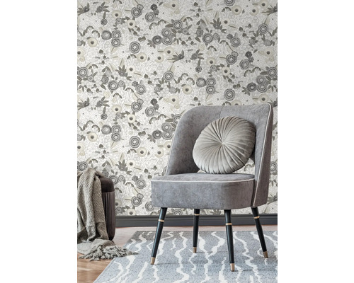 Scene met een stoel, een tapijt en een bloemenbehang voor wanddecoratie.