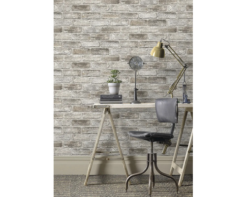 Scene met bureau, stoel, lamp en behang met baksteenmotief