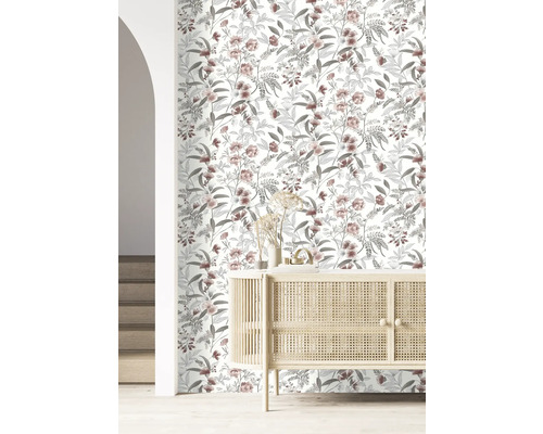 Kamer met bloemenbehang en lichte houten kast