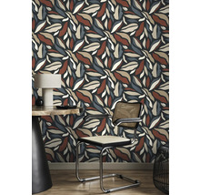 Decoratieve kamer met behang met bloemenmotief, stoel en tafel