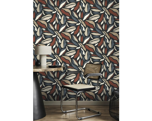 Decoratieve kamer met behang met bloemenmotief, stoel en tafel