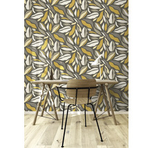 Decoratieve kamer met bureau, stoel en behang met bladerpatroon