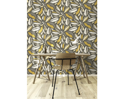 Decoratieve kamer met bureau, stoel en behang met bladerpatroon