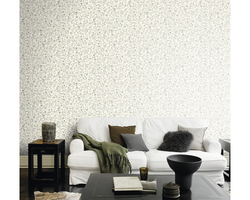 Woonkamer met bloemenbehang, bank, salontafel en bijzettafel