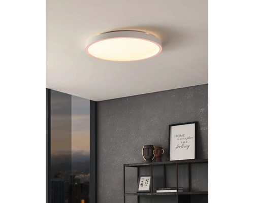 Ronde plafondlamp in moderne woonkamer