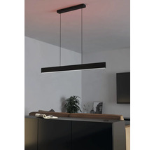 Zwarte LED hanglamp boven een dressoir