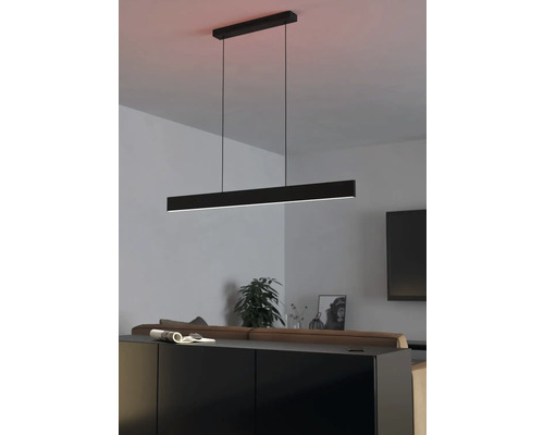 Zwarte LED hanglamp boven een dressoir