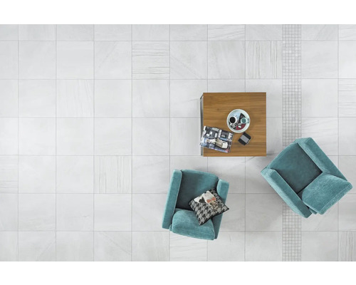 Lichte kamer met vloertegels, twee fauteuils en een tafel van bovenaf