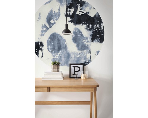 Gedecoreerde werkplek met bureau, boeken, plant, lamp en muursticker