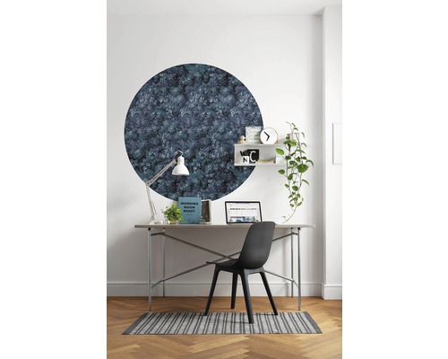 Werkkamer met bureau, stoel, muursticker en decoraties