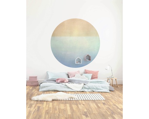 Slaapkamer met bed, decoraties en muursticker met kleurverloop