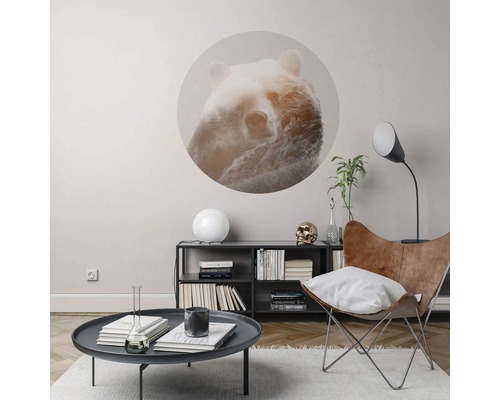 Woonkamer met muursticker beer, salontafel en fauteuil