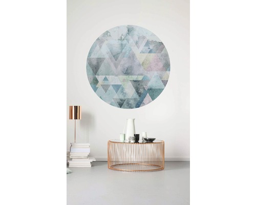 Woonkamer met geometrische muursticker, tafel en decoratie