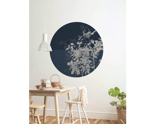 Eetkamer met eettafel, stoelen, hanglamp en wanddecoratie met plantmotief