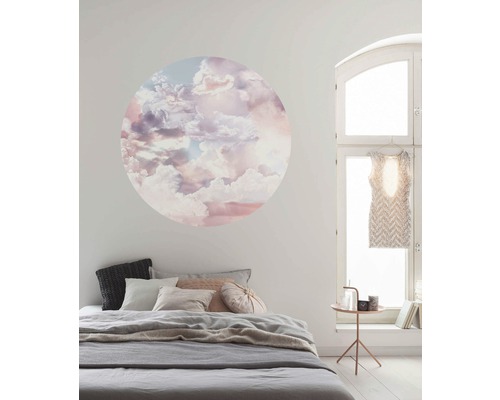 Slaapkamer met muursticker met wolken, bed en bijzettafel