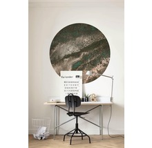Werkkamer met bureau, stoel, kalender en een ronde muurdecoratie