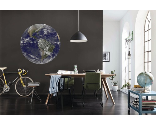 Interieur met eettafel, stoelen, fiets en muurschildering van de aarde