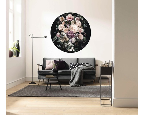 Woonkamer met bank, vloerkleed, vloerlamp en muursticker met bloemmotief