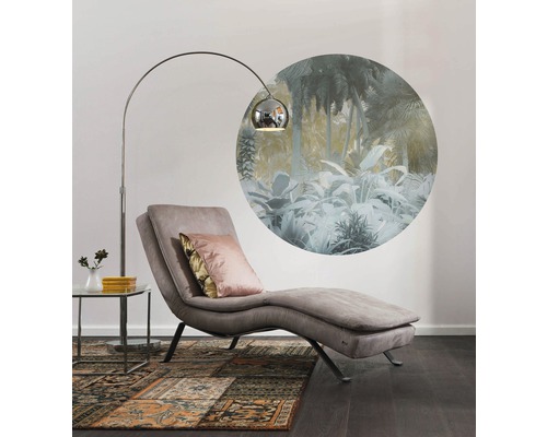 Inrichtingsidee met relaxstoel, booglamp en muurschildering in de woonkamer.