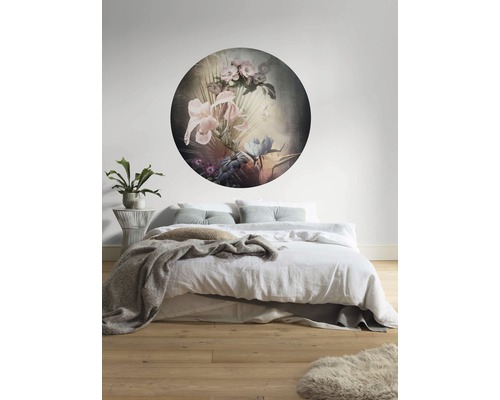 Decoratieve slaapkamer met ronde wanddecoratie met bloemmotief.