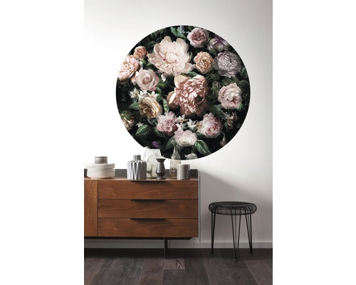 Woonkamer met dressoir, kruk en muursticker met bloemmotief